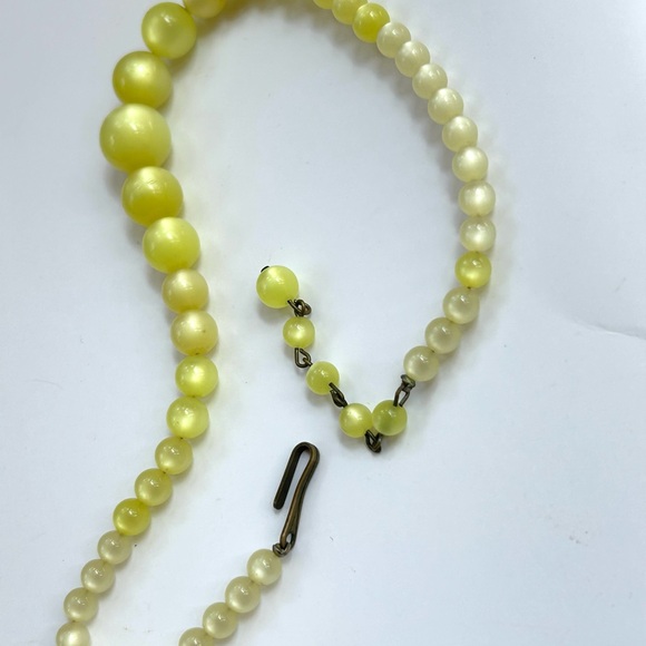 Vintage Yellow Moonglow Lucite Graduated Choker 13” w/ 2 1/2” Extender 40’s-50’s - Picture 12 of 16
